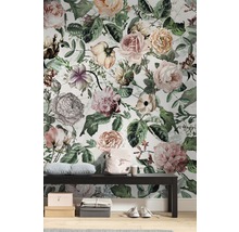 Mur décoratif avec motif floral de roses derrière un banc