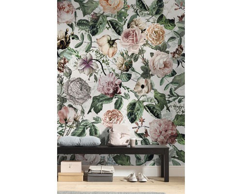 Dekorative Wand mit floralem Rosenmuster hinter einer Bank