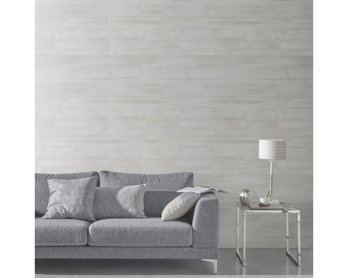 Wandgestaltung mit Paneelen, Sofa und Tischlampe in einem Wohnzimmer