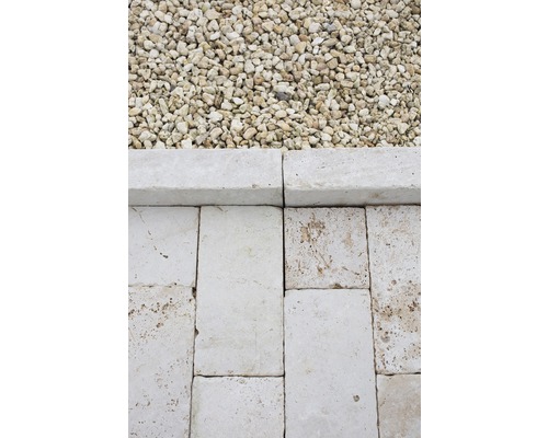 Nahaufnahme von Travertinplatten und Kies