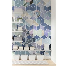 Aménagement de pièce avec papier peint à motifs géométriques, étagères et boîtes de rangement