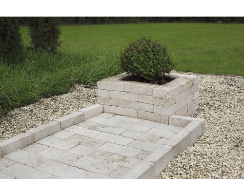 Gartenweg mit Pflanzkasten aus Stein