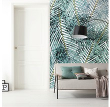 Pièce à vivre avec porte, canapé et papier peint à motif de feuilles de palmier