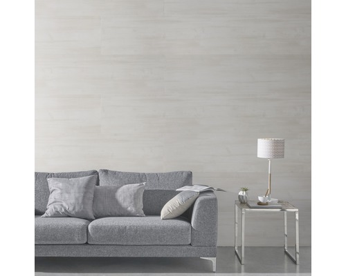 Wohnzimmer mit grauer Couch, Kissen, Tischlampe und Wandpaneelen