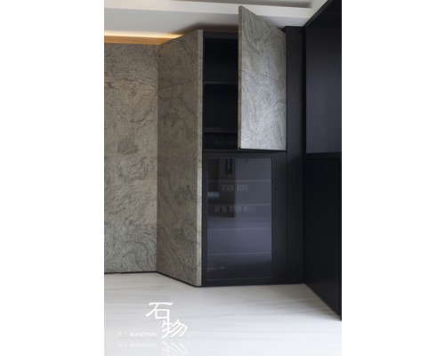 Detailaufnahme eines Raums mit eingebauten Schränken und Regalen