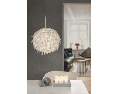 Salon avec suspension en plumes, décoration de table et vue sur une autre pièce