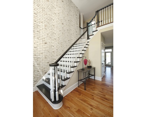 Cage d''escalier avec escalier en bois et mur de briques décoratif