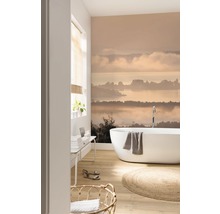 Salle de bains moderne avec baignoire îlot, papier peint à motifs et plancher en bois.