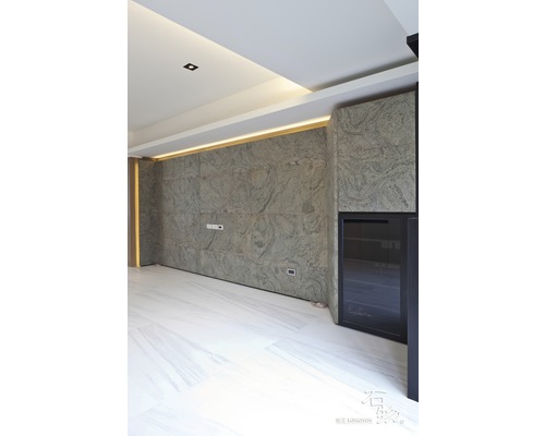 Innenraum mit Wandverkleidung, Bodenfliesen und Beleuchtung