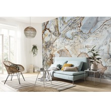 Salon moderne avec canapé, fauteuil et fresque murale aspect marbre
