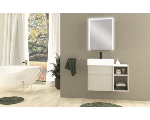 Badezimmer mit Badewanne, Waschtisch mit Unterschrank und Spiegelschrank mit Beleuchtung