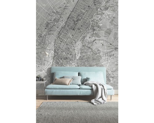 Wohnzimmer mit Sofa, Teppich und Tapete mit Stadtplanmuster