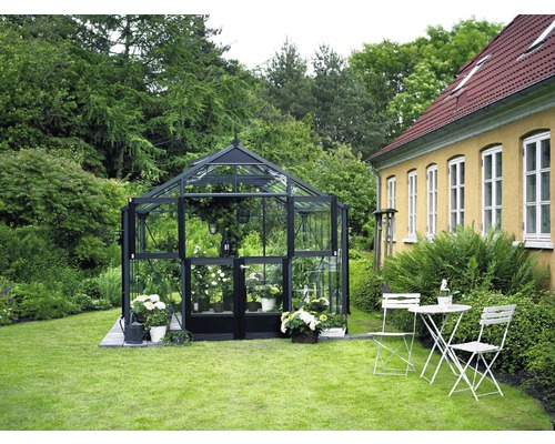 Gewächshaus im Garten mit Tisch und Stühlen