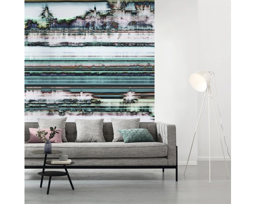 Salon avec canapé moderne, lampadaire et papier peint photo avec motif de palmiers