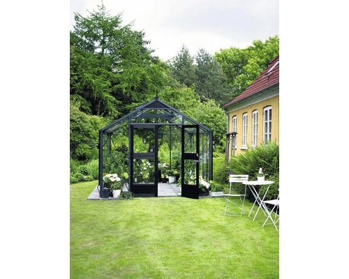 Gewächshaus mit geöffneter Tür im Garten