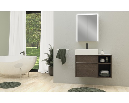 Helles Badezimmer mit Badewanne, Waschbeckenunterschrank und Spiegelschrank