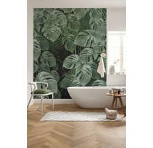 Salle de bains moderne avec papier peint à motif végétal, baignoire et parquet