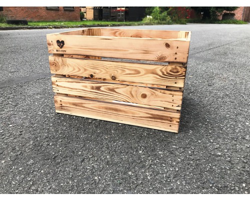 Holzkiste mit Lattenstruktur