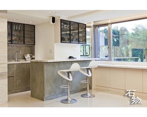 Küchenszene mit Bar, Barhockern und Einbauschränken