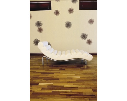 Scène avec une chaise longue sur un plancher en bois devant un mur avec du papier peint à motifs