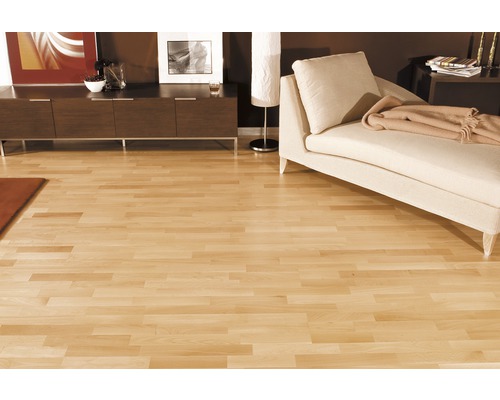 Salon avec parquet clair, canapé et commode