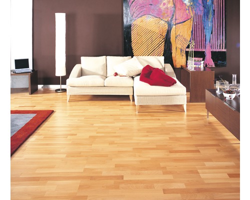 Salon lumineux avec parquet, canapé et œuvre d''art