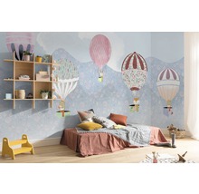 Chambre d''enfant avec papier peint à motifs de montgolfières, étagère en bois et lit bas
