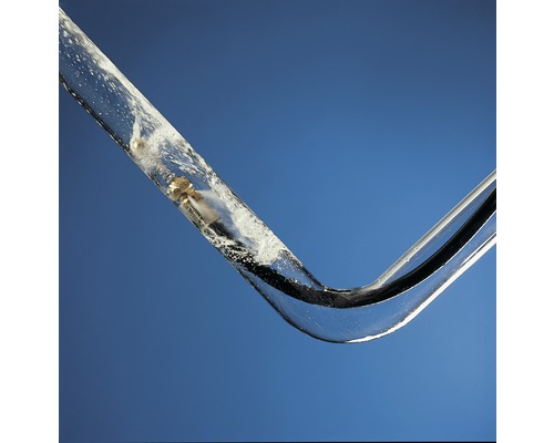 Tuyau transparent avec de l''eau et un petit objet doré