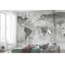 Chambre avec papier peint photo carte du monde, lit et lampe