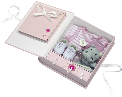 Coffret cadeau pour bébé avec vêtements, chaussures et peluche dans une boîte