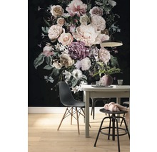 Salle à manger avec table, chaises et papier peint floral