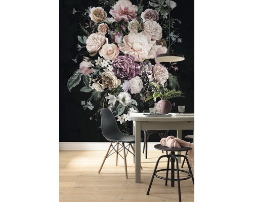 Salle à manger avec table, chaises et papier peint floral
