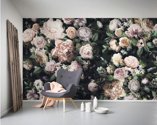 Scène avec papier peint fleuri grand format, fauteuil, jeté et articles de décoration