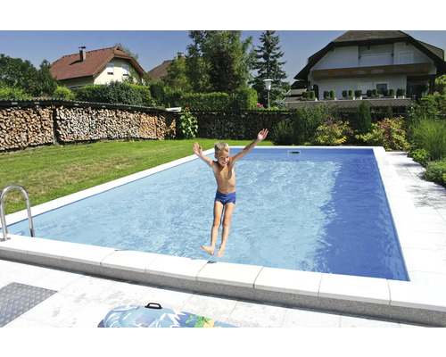Scène de jardin avec une piscine et un enfant qui saute