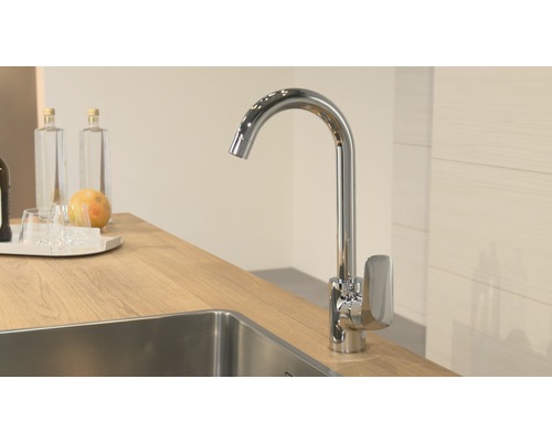 Küchenarmatur aus Metall am Spülbecken auf Arbeitsplatte