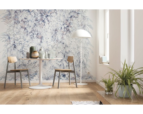 Intérieur avec papier peint botanique, table, chaises et lampadaire