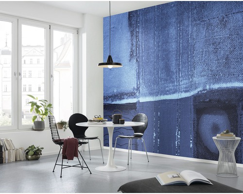 Pièce lumineuse avec peinture murale abstraite, table à manger et chaises