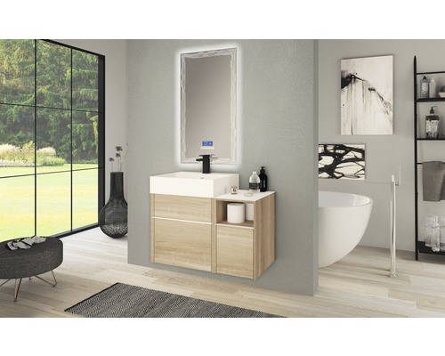 Salle de bain moderne avec lavabo, miroir avec éclairage et baignoire