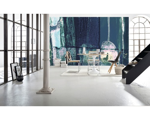 Pièce lumineuse avec papier peint abstrait, table à manger et escalier