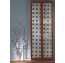 Armoire avec portes à carreaux et décoration avec des branches dans des vases