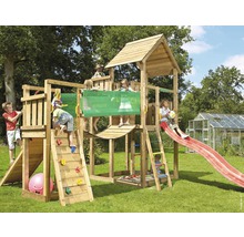 Holzspielplatz mit Rutsche, Kletterwand und Sandkasten im Garten mit spielenden Kindern