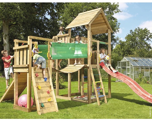 Holzspielplatz mit Rutsche, Kletterwand und Sandkasten im Garten mit spielenden Kindern