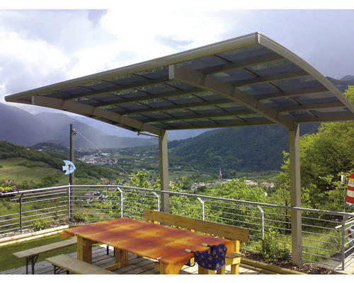 Coin salon couvert avec table et bancs à l''extérieur.