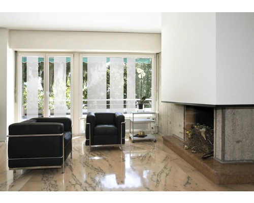 Salon lumineux avec fauteuils, décoration de fenêtre et cheminée