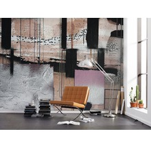 Salon avec revêtement mural au design abstrait, fauteuil et lampadaire