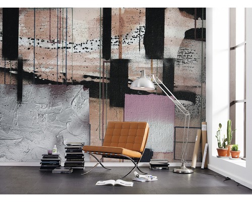 Salon avec revêtement mural au design abstrait, fauteuil et lampadaire