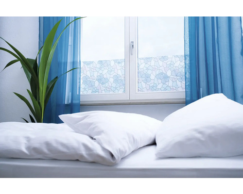 Chambre avec film de fenêtre, rideaux et plante d''intérieur