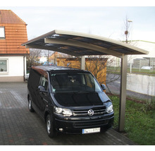 Abri de voiture moderne avec une camionnette garée