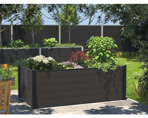 Jardinière carrée surélevée en composite de bois dans le jardin avec des plantes