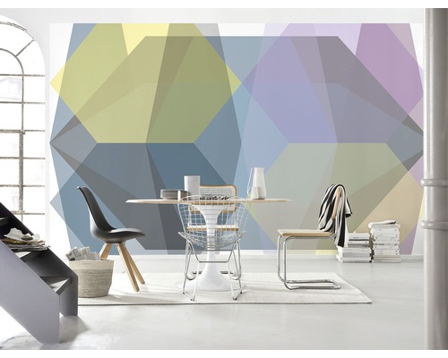 Wohnraum mit geometrischer Mustertapete, Esstisch und Stühlen.